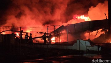 Akses Sulit dan Kerumunan Warga Hambat Upaya Pemadaman Kebakaran Hebat di Pabrik Plastik Bogor