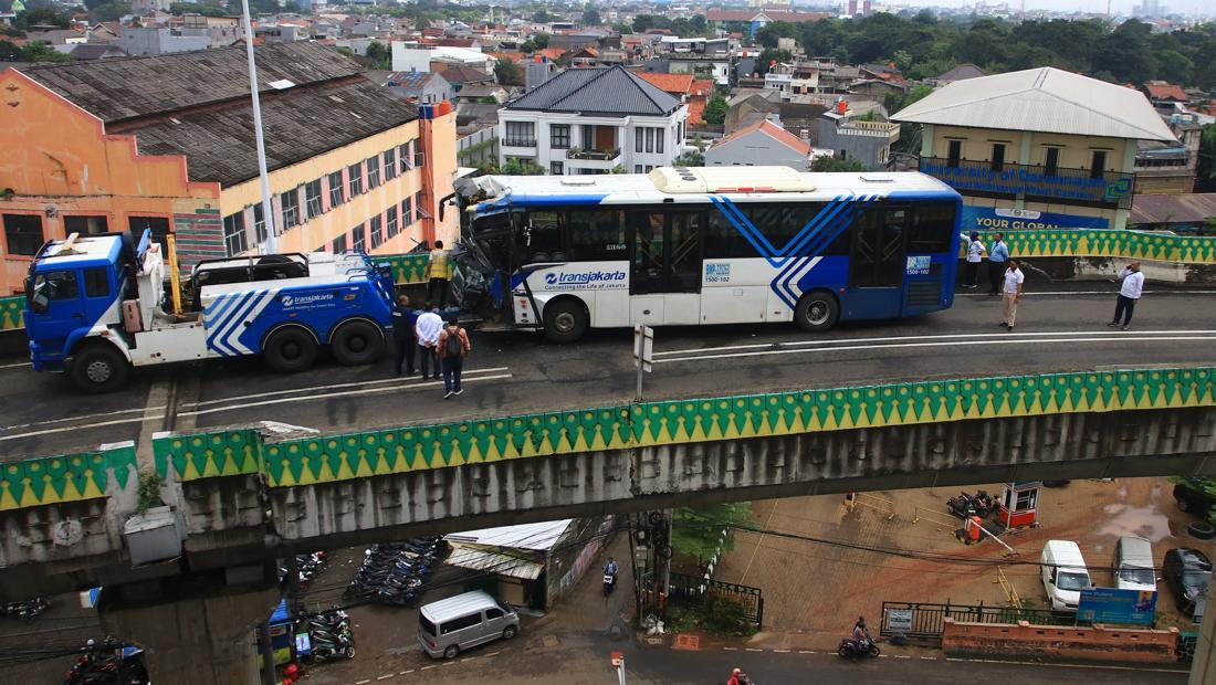 Sopir Bus TransJakarta Terancam Hukuman Penjara Akibat 'Adu Banteng' di Jalur Langit Koridor 13